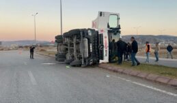 Sivas’ta devrilen beton mikserin sürücüsü yaralandı