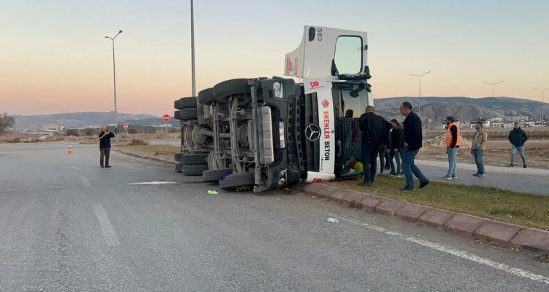 Sivas’ta devrilen beton mikserin sürücüsü yaralandı